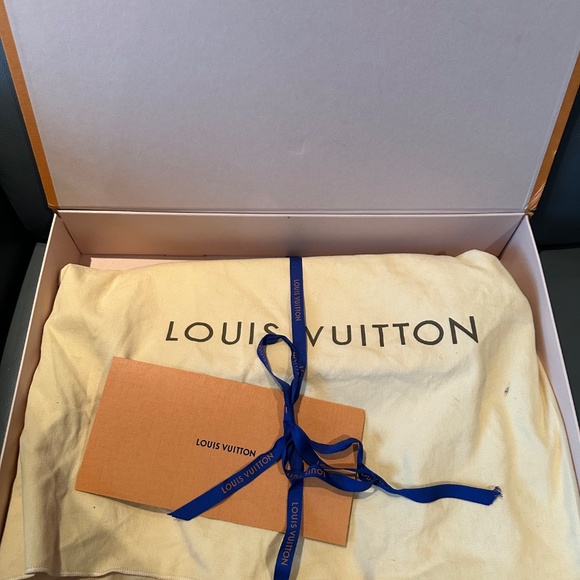 Louis Vuitton Neverfull MM - Picture 9 of 11